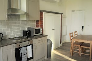 Basic Apartment | Private kitchen | Coffee/tea maker, electric kettle - Park Hotel & Apartments (Hull)