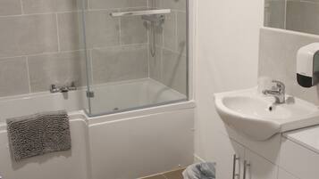 Junior appartement | Badkamer | Een haardroger, handdoeken, zeep, toiletpapier