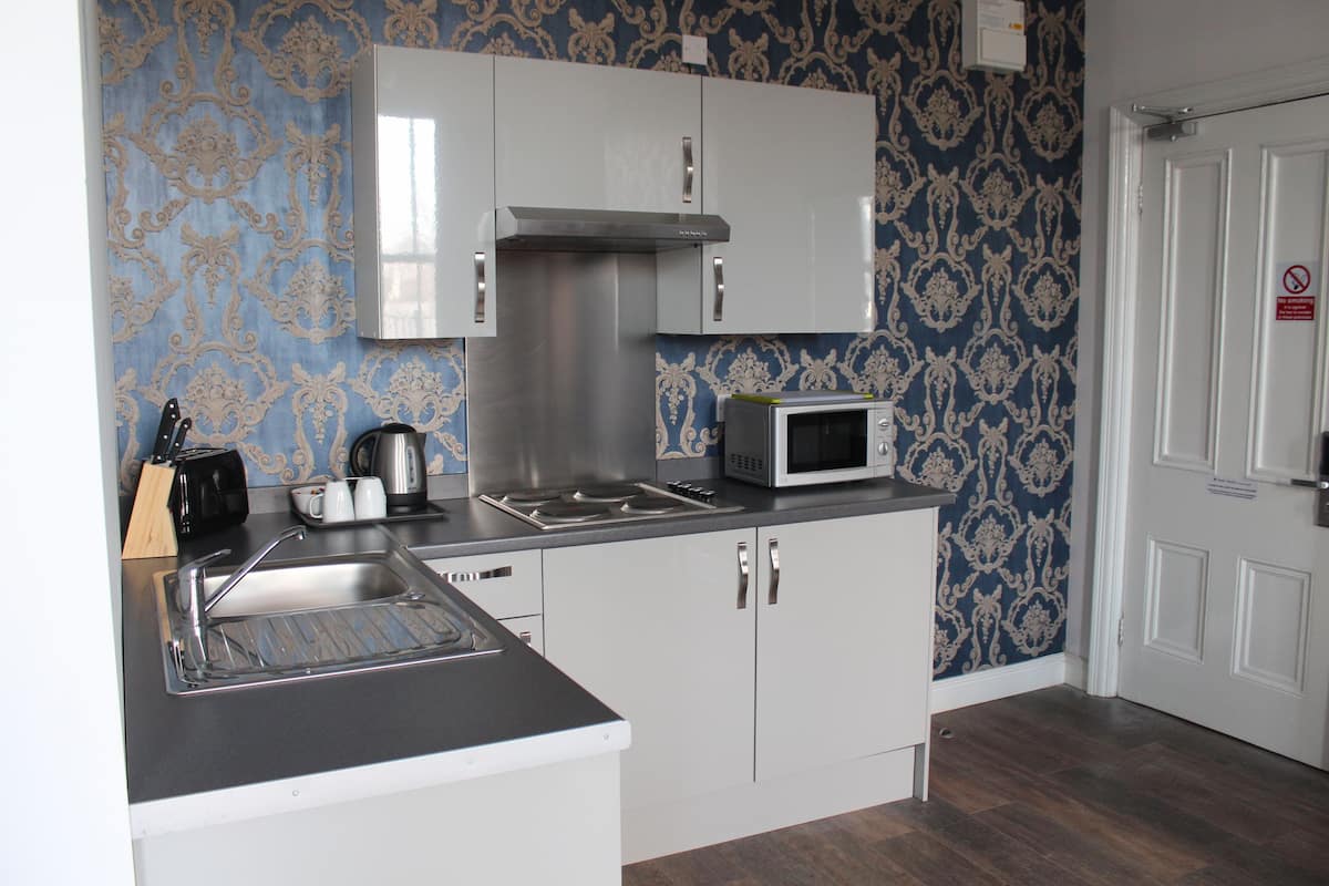 deluxe studio | private kitchenette | coffee/tea maker, electric kettle