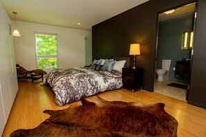 2 bedrooms, iron/ironing board, internet, bed sheets