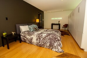 2 bedrooms, iron/ironing board, internet, bed sheets - Pet friendly, Modern, Unique - Near Orchards & Lakes (La Porte)
