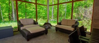 Pet friendly, Modern, Unique - Near Orchards & Lakes