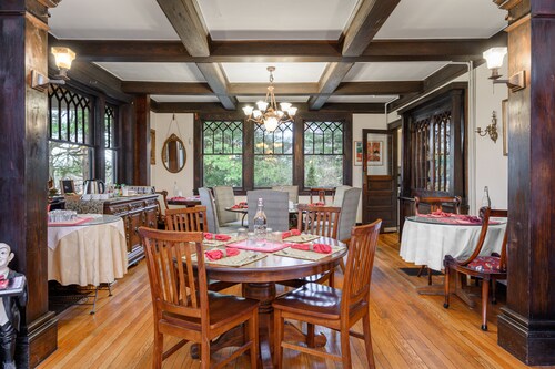 Reserve all of Oakland Cottage B&B 6 BR 6BA, 1.5 miles to downtown Asheville.