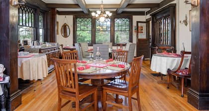 Reserve all of Oakland Cottage B&B 6 BR 6BA, 1.5 miles to downtown Asheville.