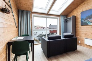 Superior Cottage, 1 Bedroom, Oceanfront | Living area - Eliassen Rorbuer (Moskenes)