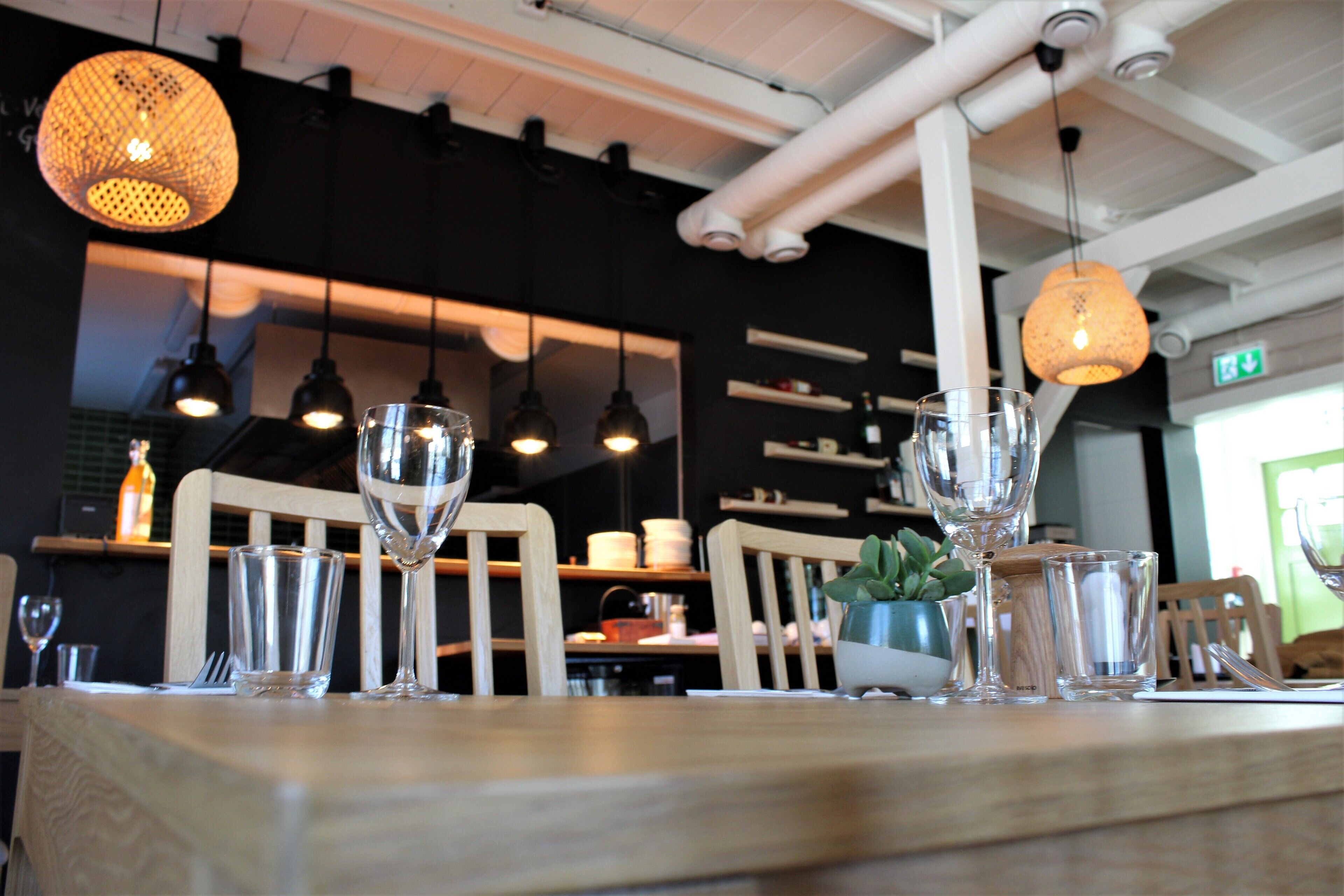 lunch and dinner served, italian cuisine