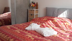 2 habitaciones, tabla de planchar con plancha, wifi y ropa de cama 