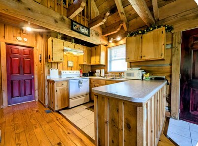A Blue Ridge Haven!  Cozy, contemporary log cabin by Dan River, wineries, mtns!