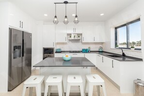 Réfrigérateur, micro-ondes, four, lave-vaisselle