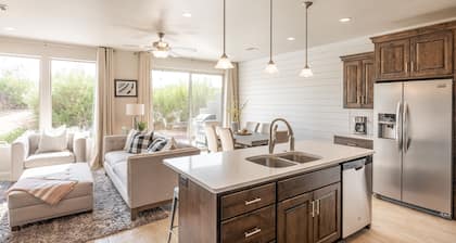 Modern 3BR Poolside on the 18th Hole - 2 Kings