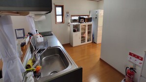 Eine Küche mit Spüle, Herd, Mikrowelle und Kühlschrank.