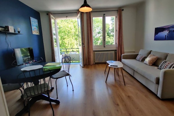 Séjour donnant sur un petit balcon face au parc