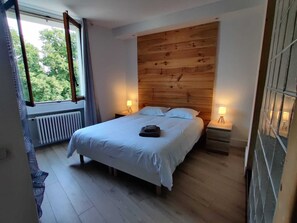 2 camere, una scrivania, ferro/asse da stiro, culla da viaggio