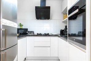 Kühlschrank, Mikrowelle, Ofen, Herdplatte