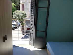 2 chambres, coffres-forts dans les chambres, Wi-Fi, draps fournis