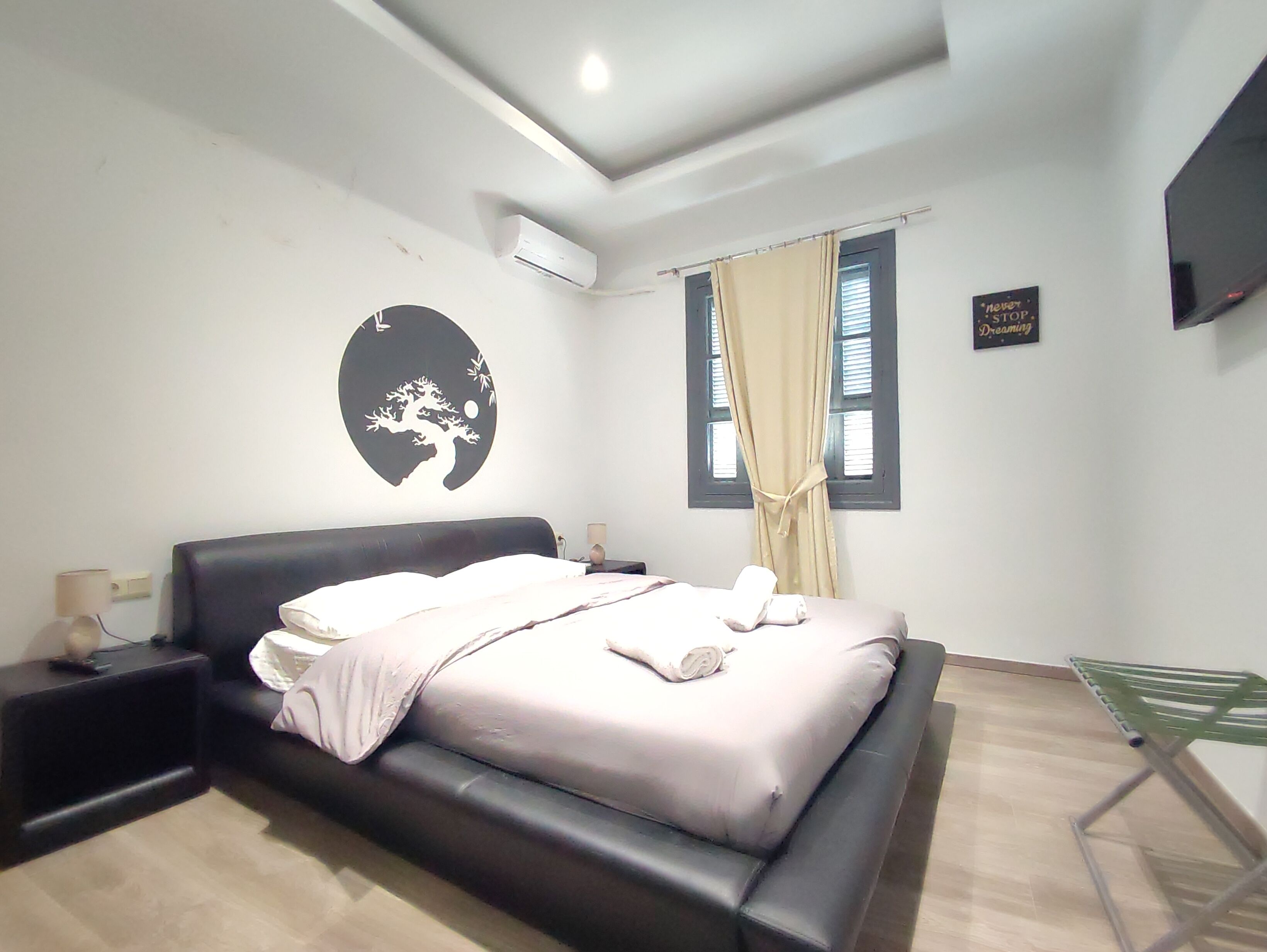 2 makuuhuonetta, tallelokero huoneessa, Wi-Fi, vuodevaatteet