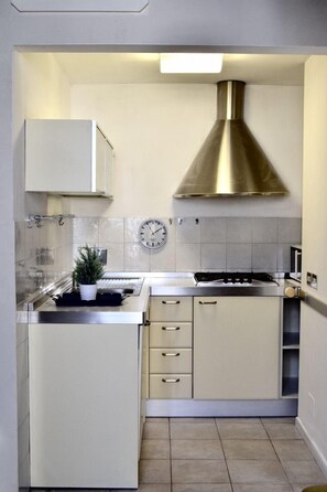 Réfrigérateur, four à micro-ondes, surface de cuisson, lave-vaisselle