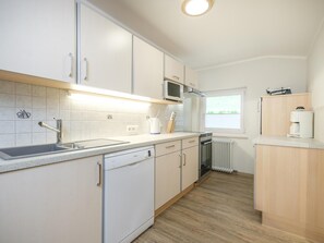 Fridge, microwave, oven, stovetop - Apartment near the Reiterkogel slope (Saalbach-Hinterglemm)