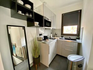 Réfrigérateur, micro-ondes, cafetière/bouilloire, grille-pain