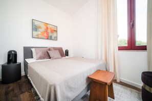 1 habitación, tabla de planchar con plancha, wifi gratis y ropa de cama