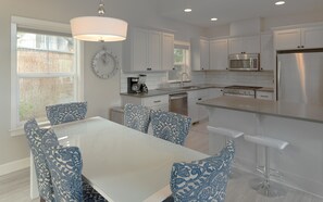 Coffee/tea maker, fridge, microwave, oven - Private Hot Tub ~ Dog Friendly ~ Trail access to Pilot Butte ~ Fireplace (Bend)