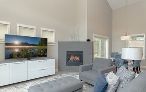 Smart TV, fireplace, books, offices - Private Hot Tub ~ Dog Friendly ~ Trail access to Pilot Butte ~ Fireplace (Bend)
