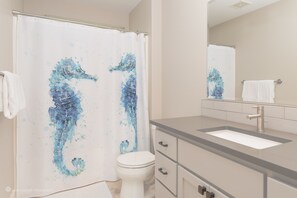 Dusj, hårføner og håndklær