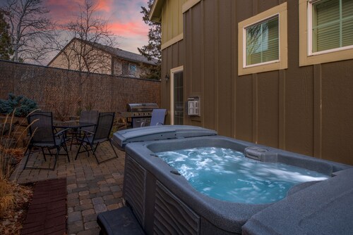 Private Hot Tub ~ Dog Friendly ~ Trail access to Pilot Butte ~ Fireplace