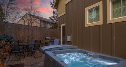 Private Hot Tub ~ Dog Friendly ~ Trail access to Pilot Butte ~ Fireplace