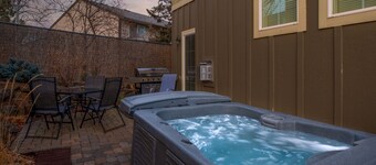 Private Hot Tub ~ Dog Friendly ~ Trail access to Pilot Butte ~ Fireplace
