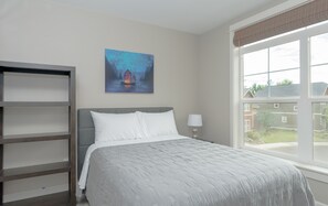3 bedrooms, desk, iron/ironing board, free WiFi - Private Hot Tub ~ Dog Friendly ~ Trail access to Pilot Butte ~ Fireplace (Bend)