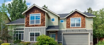 Private Hot Tub ~ Dog Friendly ~ Trail access to Pilot Butte ~ Fireplace