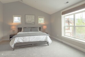 3 bedrooms, desk, iron/ironing board, free WiFi