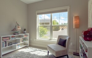 Interior - Private Hot Tub ~ Dog Friendly ~ Trail access to Pilot Butte ~ Fireplace (Bend)
