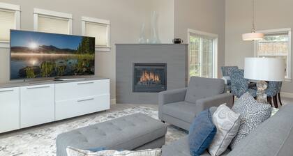 Private Hot Tub ~ Dog Friendly ~ Trail access to Pilot Butte ~ Fireplace