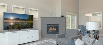 Private Hot Tub ~ Dog Friendly ~ Trail access to Pilot Butte ~ Fireplace