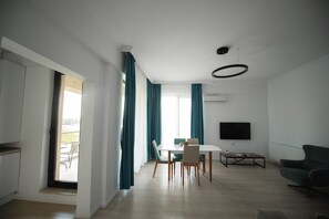 Leilighet – premium | Oppholdsrom | En 110-centimeters Flatskjerm-TV med kabel-kanaler