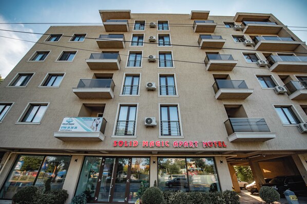 A multi-story building with balconies, air conditioning units, and a sign for "Solid Magic Apart Hotel". - Solid Magic Apart-Hotel (Constanta)