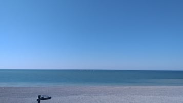En la playa, sillas reclinables de playa