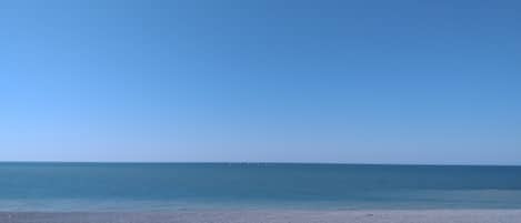 En la playa y camastros