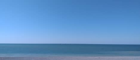 Plage, chaises longues