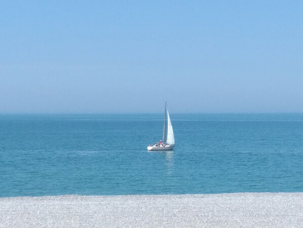 På stranden og solsenger