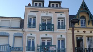 Un edificio de varios pisos con balcones y un letrero que dice "LA VAGUE".