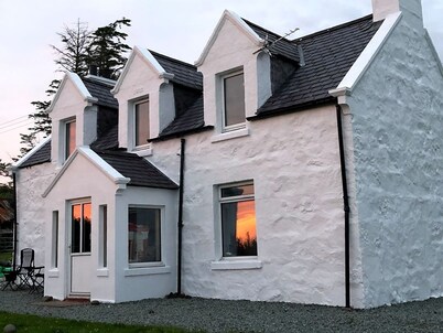 100 year old Renovated Cottage in North Skye