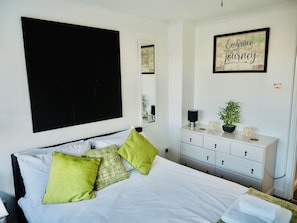 City House, 2 Bedrooms | 2 bedrooms, premium bedding, individually furnished, blackout curtains - SA Today St Margarets Court Taunton (Taunton)