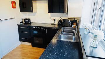 City House, 2 Bedrooms | Private kitchen | Fridge, microwave, oven, stovetop