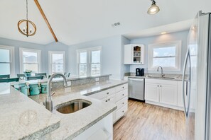 冰箱、微波炉、烤箱、炉灶