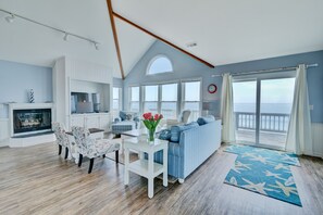 平板电视、壁炉、DVD 播放器