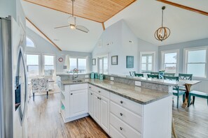 Kjøleskap, mikrobølgeovn, ovn og kokeplater