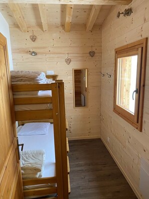 4 chambres, fer et planche à repasser, accès au Wi-Fi (inclus)